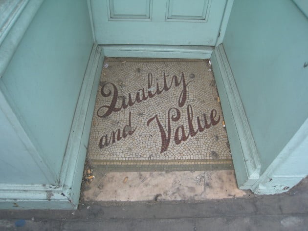 Foto van vloer met tekst 'Kwaliteit en waarde'
