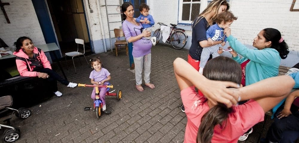 Roma dreigen op 1 juli 2014 uit hun tijdelijke verblijfplaats, kerk Meulesteedsesteenweg in Gent, te worden gezet.
