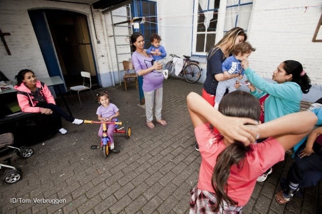  Roma dreigen op 1 juli 2014 uit hun tijdelijke verblijfplaats, kerk Meulesteedsesteenweg in Gent, te worden gezet.