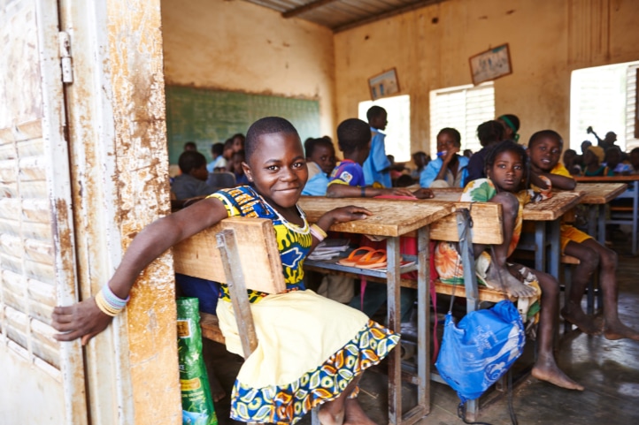 Assana uit Burkina Faso gaat naar de lokale school