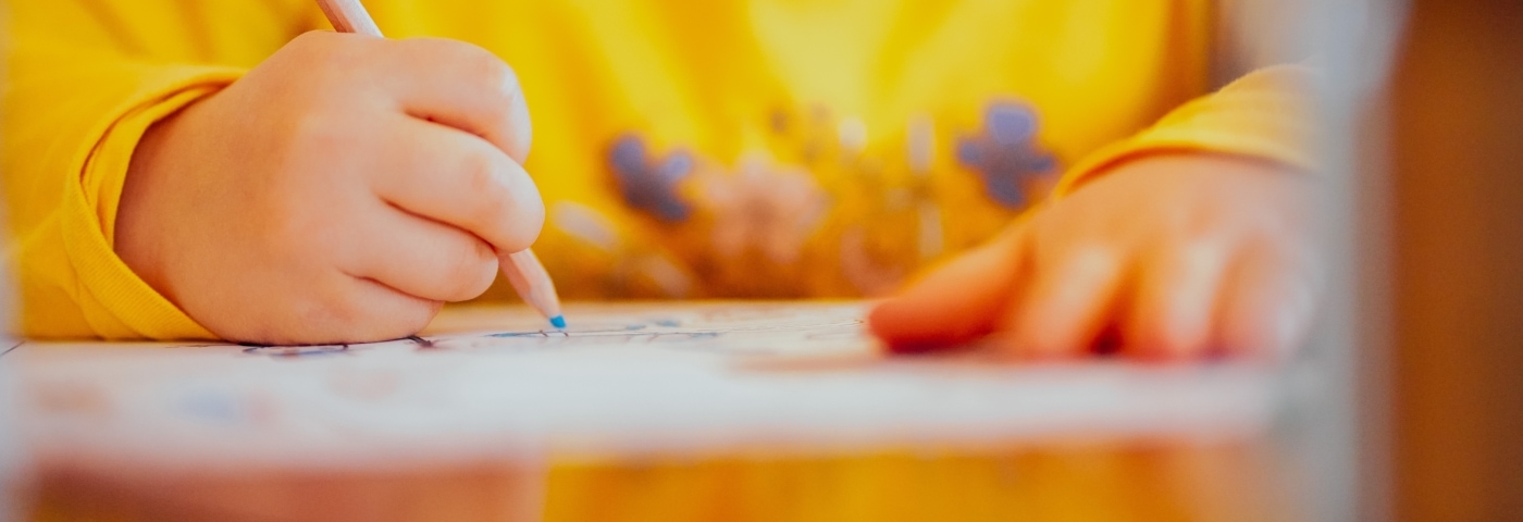 Kind tekent met kleurpotlood