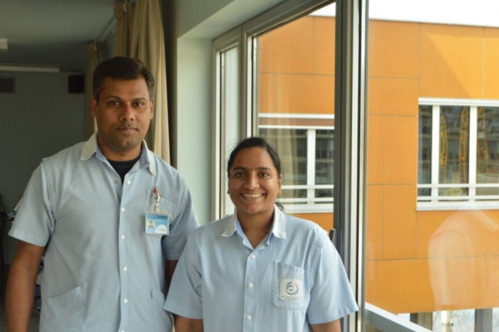 Twee Indiase verpleegkundigen in een Vlaams woonzorgcentrum lachen naar de camera.