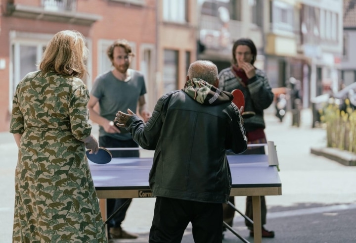Mensen spelen samen pingpong op het Seghersplein